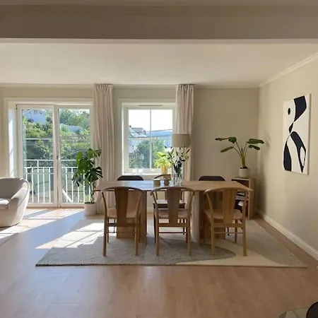 Stilfull Leilighet I Arendal Sentrum Med 3 Soverom Og Parkering Exterior photo