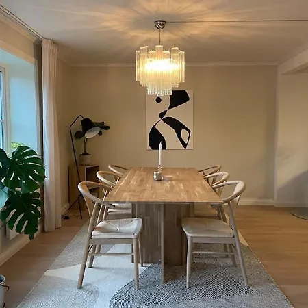 Stilfull Leilighet I Arendal Sentrum Med 3 Soverom Og Parkering Exterior photo