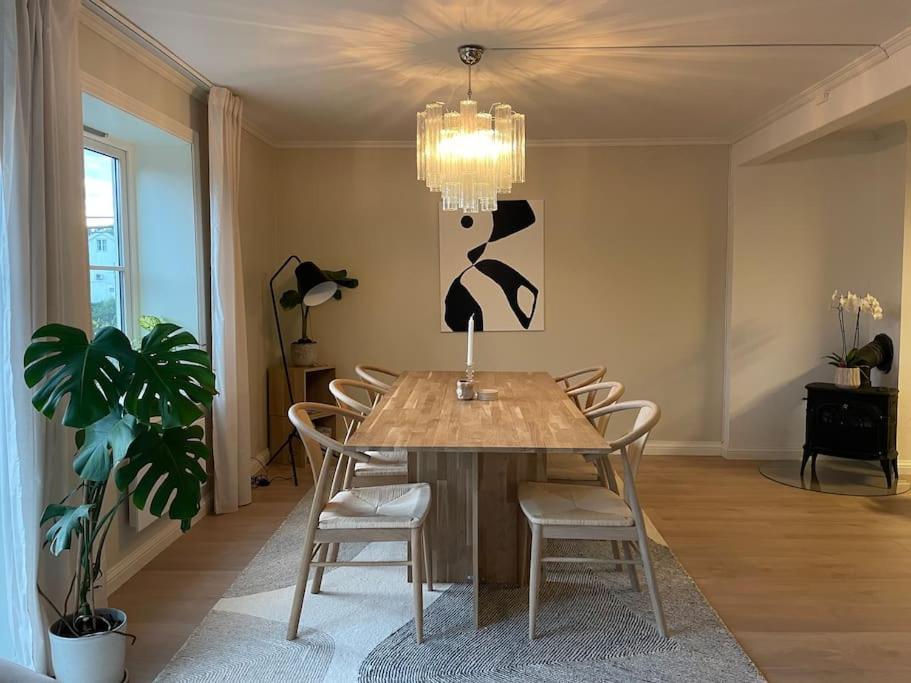 Stilfull I Sentrum Med 3 Soverom Og Parkering Apartment Arendal