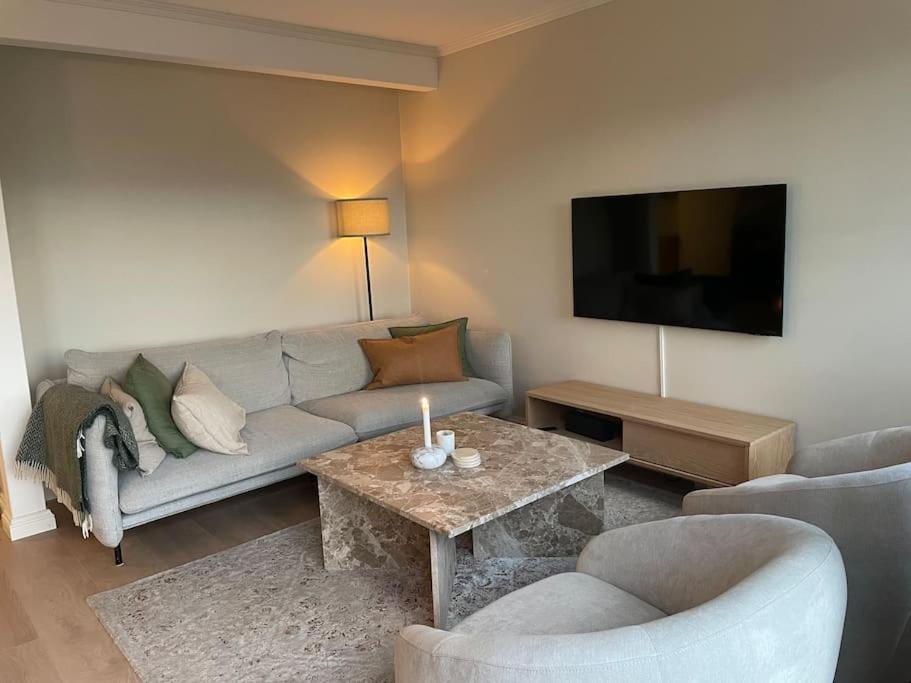 Stilfull I Sentrum Med 3 Soverom Og Parkering * Arendal